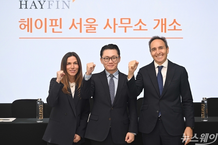 (왼쪽부터)리사 립스키 헤이핀 캐피탈 글로벌 고객 커버리지 공동총괄, 카를로스 플라 프라이빗 크레딧 포트폴리오 운용총괄, 최시진 서울사무소 대표 겸 파트너 솔루션 부문 디렉터가 1일 오전 서울 콘래드호텔에서 열린 한국 사업전략 및 글로벌 사모대출 시장 전망 기자간담회에서 기념촬영을 하고 있다. 사진=강민석 기자