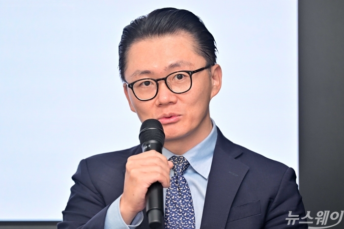 최시진 헤이핀 캐피탈 서울사무소 대표 겸 파트너 솔루션 부문 디렉터가 1일 오전 서울 콘래드호텔에서 열린 한국 사업전략 및 글로벌 사모대출 시장 전망 기자간담회에서 취재진의 질문에 답변을 하고 있다. 사진=강민석 기자
