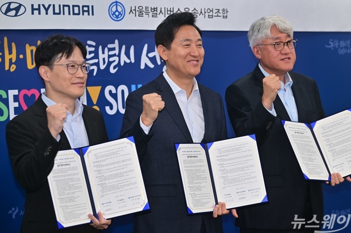 기념촬영하는 박민우 현대차 사장, 오세훈 서울시장, 김정환 버스조합 이사장을 비롯한 참석자들. 사진=강민석 기자