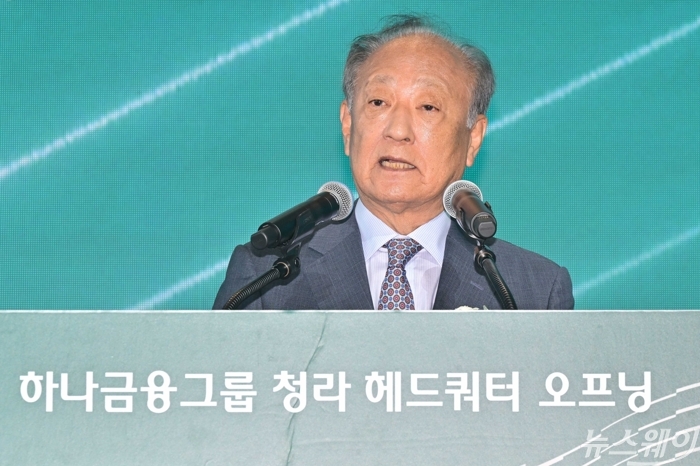 김승유 하나금융지주 초대 회장이 2일 오전 인천 서해구 하나금융그룹 청라 헤드쿼터에서 열린 '청라 헤드쿼터' 오프닝에서 축사를 하고 있다. 사진=강민석 기자