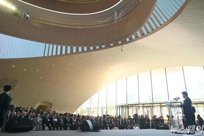 함영주 하나금융지주 회장이 2일 오전 인천 서해구 하나금융그룹 청라 헤드쿼터에서 열린 '청라 헤드쿼터' 오픈닝에서 개회사를 하고 있다. 사진=강민석 기자