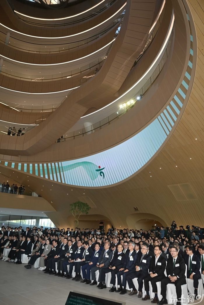 (오른쪽 일곱 번째)함영주 하나금융지주 회장을 비롯한 내빈들이 2일 오전 인천 서해구 하나금융그룹 청라 헤드쿼터 야외에서 열린 '청라 헤드쿼터' 오픈닝에 참석해 자리하고 있다. 사진=강민석 기자