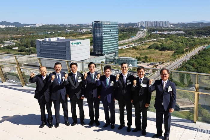 함영주 하나금융지주 회장을 비롯한 내빈들이 2일 오전 인천 서해구 하나금융그룹 청라 헤드쿼터에서 열린 '청라 헤드쿼터' 오픈닝을 마친 뒤 전망대를 찾아 기념촬영을 하고 있다. 사진=강민석 기자