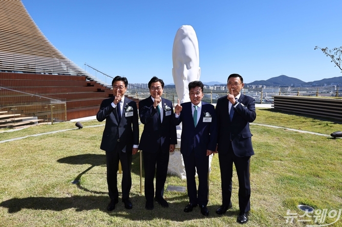 함영주 하나금융지주 회장을 비롯한 내빈들이 2일 오전 인천 서해구 하나금융그룹 청라 헤드쿼터에서 열린 '청라 헤드쿼터' 오픈닝을 마친 뒤 전망대 조각상을 찾아 기념촬영을 하고 있다. 사진=강민석 기자