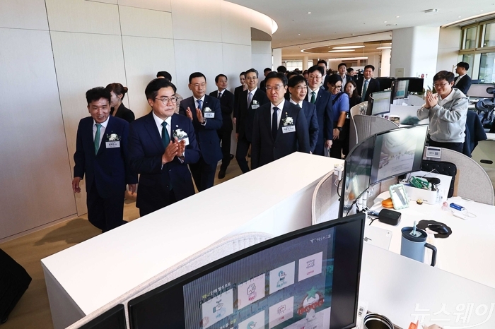 함영주 하나금융지주 회장을 비롯한 내빈들이 2일 오전 인천 서해구 하나금융그룹 청라 헤드쿼터에서 열린 '청라 헤드쿼터' 오프닝을 마친 뒤 내부 시설을 살펴보고 있다. 사진=강민석 기자