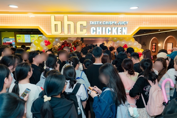 bhc 베트남 1호점 호치민 매장 오픈 당일 모습. 사진=다이닝브랜즈그룹