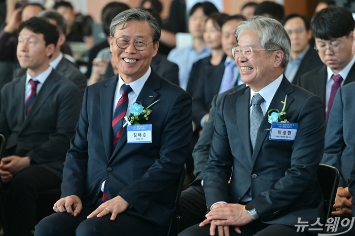(왼쪽)김태승 한국철도공사 사장과 박정현 코레일유통물류 대표이사가 2일 오후 서울역에서 열린 고속철도 통합행사에 참석해 대화하며 미소를 짓고 있다. 사진=강민석 기자