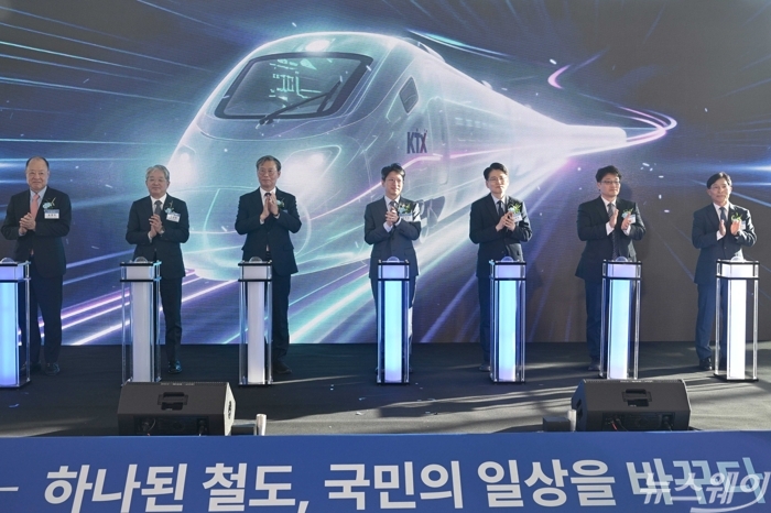 (오른쪽 네 번째부터)홍지선 국토교통부 장관과 김태승 한국철도공사 사장을 비롯한 참석자들이 2일 오후 서울역에서 열린 고속철도 통합행사에 참석해 기념촬영을 하고 있다. 사진=강민석 기자