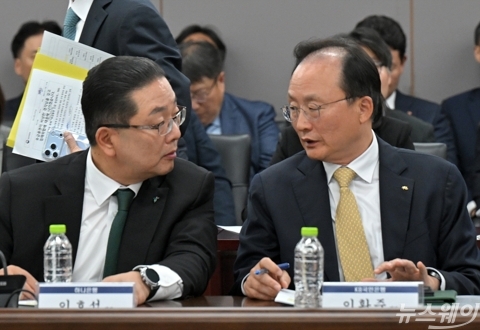 개인정보유출 긴급 회의서 대화하는 하나 이호성-KB 이환주-신한 정상혁 은행장