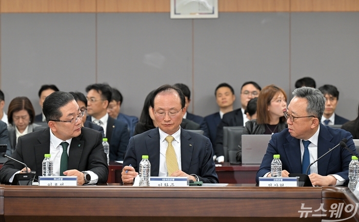 이호성 하나은행장, 이환주 KB국민은행장, 정상혁 신한은행장이 4일 오후 서울 종로구 정부서울청사에서 열린 '최근 침해위협 대응 전금융권 긴급 점검회의'에서 대화하고 있다. 사진=이수길 기자