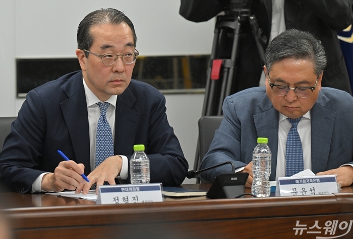 정형진 현대캐피탈 대표이사와 문윤석 예가람저축은행 대표가 4일 오후 서울 종로구 정부서울청사에서 열린 '최근 침해위협 대응 전금융권 긴급 점검회의'에 참석해 이억원 금융위원장의 모두발언을 듣고 있다. 사진=이수길 기자
