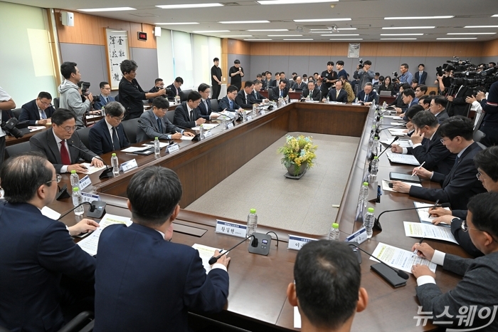 연쇄 해킹에 화들짝···'금융 CEO' 소집한 이억원 "AI 공격은 AI로 방어"(종합)