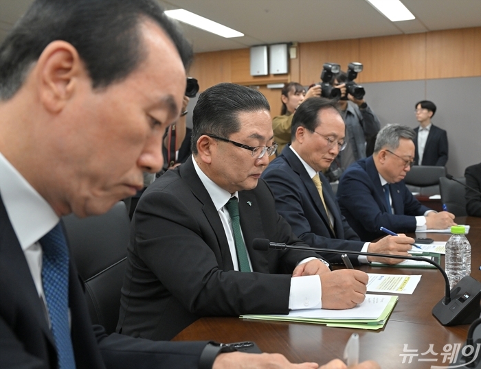 김성주 BNK부산은행장, 이호성 하나은행장, 이환주 KB국민은행장, 정상혁 신한은행장이 4일 오후 서울 종로구 정부서울청사에서 열린 '최근 침해위협 대응 전금융권 긴급 점검회의'에 참석해 이억원 금융위원장의 모두발언을 듣고 있다. 사진=이수길 기자