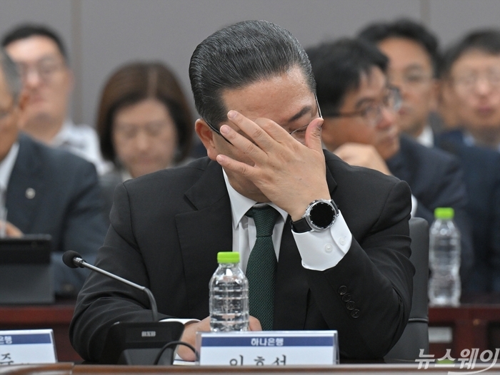 이호성 하나은행장이 4일 오후 서울 종로구 정부서울청사에서 열린 '최근 침해위협 대응 전금융권 긴급 점검회의'에 참석해 이억원 금융위원장의 모두발언을 듣고 있다. 사진=이수길 기자