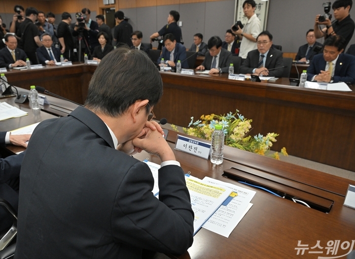 모둡발언을 마친 이억원 금융위원장이 자료를 보고 있다. 사진=이수길 기자