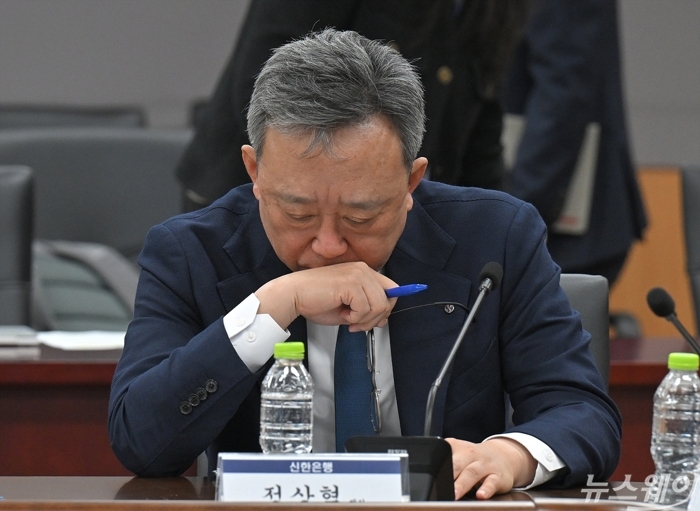 정상혁 신한은행장이 4일 오후 서울 종로구 정부서울청사에서 열린 '최근 침해위협 대응 전금융권 긴급 점검회의'에 참석해 이억원 금융위원장의 모두발언을 들으며 자료를 보 있다. 사진=이수길 기자