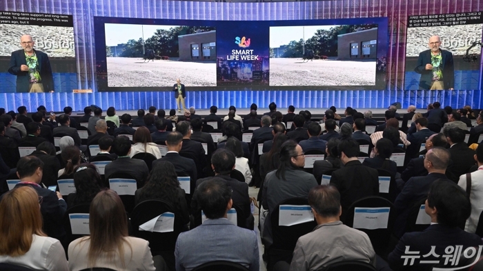 마크 레이버트 보스턴다이내믹스 창립자가 6일 오전 서울 강남구 코엑스에서 열린 스마트라이프위크 개막식에서 기조연설을 하고 있다. 사진=강민석 기자