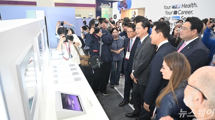 오세훈 서울시장과 박승희 삼성전자를 비롯한 참석자들이 6일 오전 서울 강남구 코엑스에서 열린 스마트라이프위크 개막식에 마련된 삼성전자 부스를 찾아 플렉스 티타늄 기술 등을 살펴보고 있다. 사진=강민석 기자