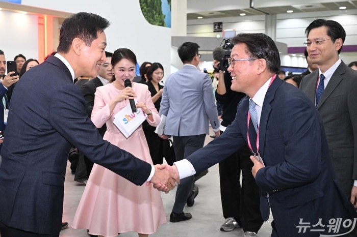 오세훈 서울시장과 박승희 삼성전자 사장이 6일 오전 서울 강남구 코엑스에서 열린 스마트라이프위크 개막식에 마련된 삼성전자 부스에서 악수하고 있다. 사진=강민석 기자