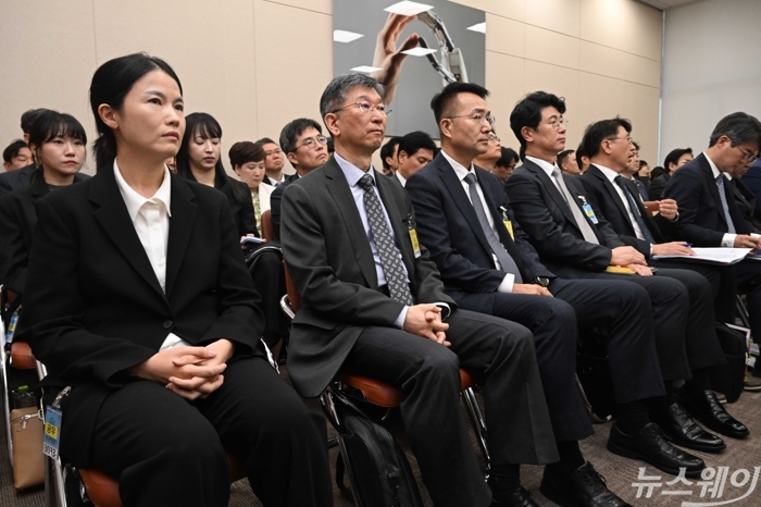 (왼쪽부터)최주희 티빙 대표이사, 이종현 SK텔레콤 CISO, 홍관희 LGU+ CISO, 이상운 KT CISO가 6일 오후 서울 여의도 국회 과학기술정보방송통신위원회에서 열린 과학기술정보통신부·우정사업본부·국립전파연구원 등에 대한 국정감사에 증인으로 출석해 자리하고 있다. 사진=강민석 기자