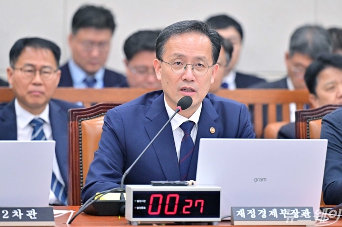 이형일 경제부총리 겸 재정경제부 장관이 6일 오후 서울 여의도 국회 재정경제기획위원회에서 열린 재정경제부에 대한 국정감사에서 의원의 질의에 답변을 하고 있다. 사진=강민석 기자