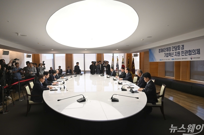 이형일 경제부총리 겸 재정경제부 장관이 7일 오전 서울 중구 대한상공회의소에서 열린 '경제6단체장 간담회 겸 기업혁신지원 민관협의체'에서 모두발언을 하고 있다. 사진=강민석 기자