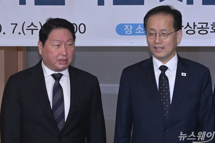 (오른쪽)이형일 경제부총리 겸 재정경제부 장관과 최태원 대한상공회의소 회장이 7일 오전 서울 중구 대한상공회의소에서 열린 '경제6단체장 간담회 겸 기업혁신지원 민관협의체'에서 기념촬영을 마친 뒤 대화하고 있다. 사진=강민석 기자