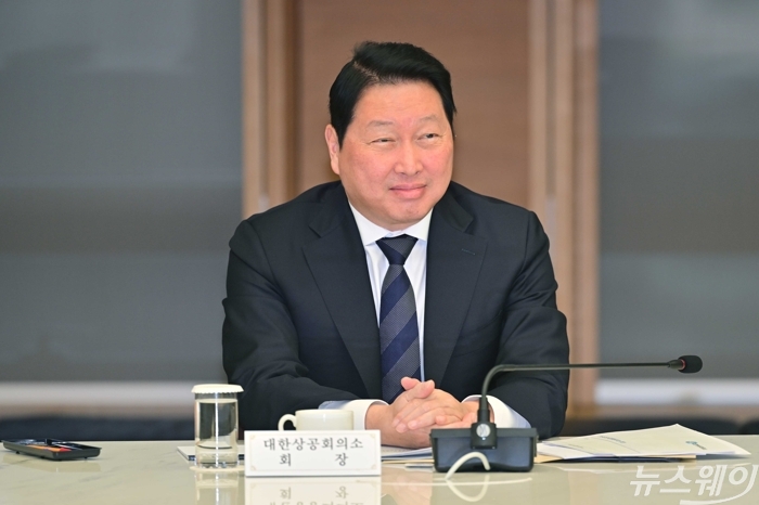 최태원 대한상공회의소 회장이 7일 오전 서울 중구 대한상공회의소에서 열린 '경제6단체장 간담회 겸 기업혁신지원 민관협의체'에 참석해 미소를 짓고 있다. 사진=강민석 기자