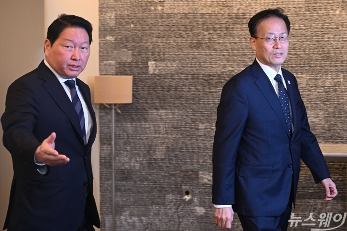 최태원 회장 안내 받는 이형일 경제부총리