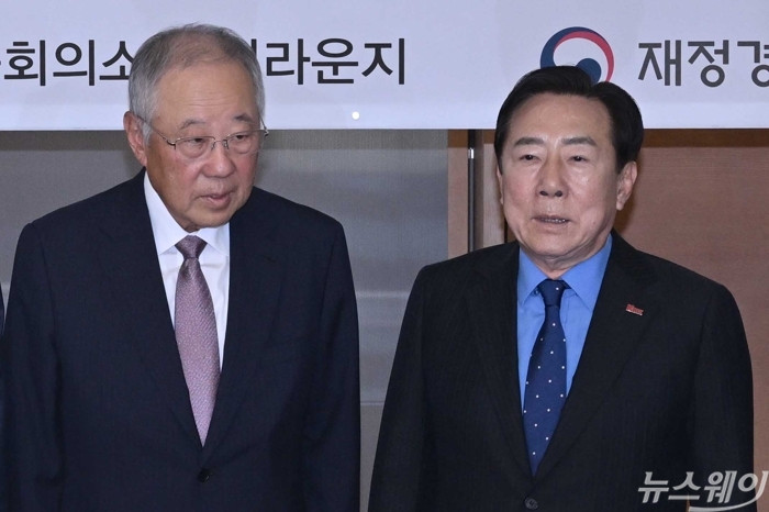 '기업혁신지원 민관협의체' 대화 나누는 류진·김기문 회장