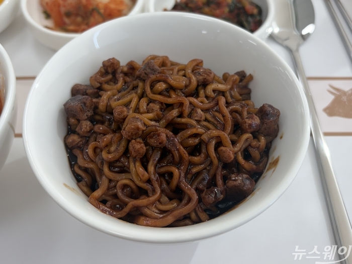 7일 서울 명동 삼양식품 본사에서 열린 '짜르르 미디어 시식회'에서 제공된 우지 짜장라면 '짜르르'. 사진=김다혜 기자