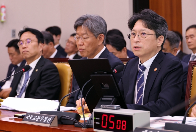 홍지선 국토교통부 장관이 7일 국회 국토교통위원회에서 열린 국토교통부 등에 대한 국정감사에서 의원들의 질의에 답하고 있다. 사진=연합뉴스