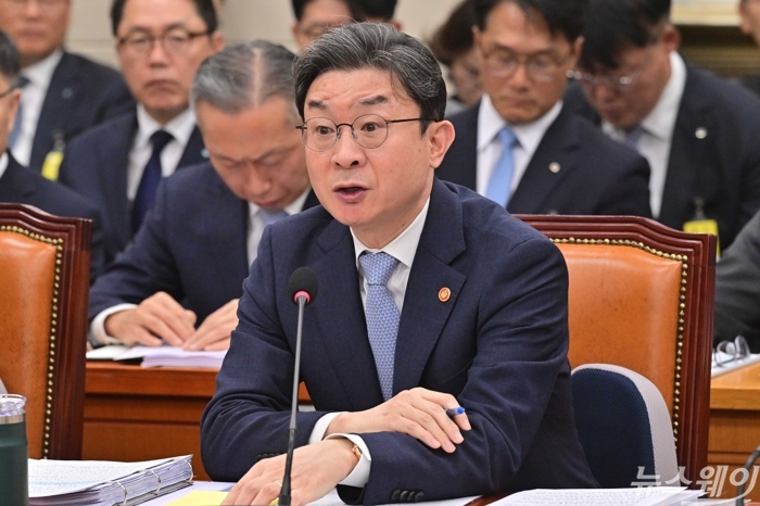 오픈런 이후 가계대출 목표 상향 비판에 이억원 "시장 상황 반영 필요"