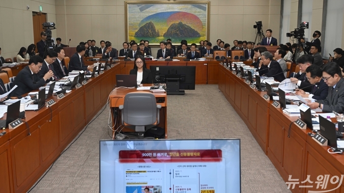 최병채 인카금융서비스 대표이사가 8일 오후 서울 여의도 국회 정무위원회에서 열린 금융위원회·한국산업은행·중소기업은행에 대한 국정감사에 증인으로 출석해 의원의 질의에 답변하고 있다. 사진=강민석 기자