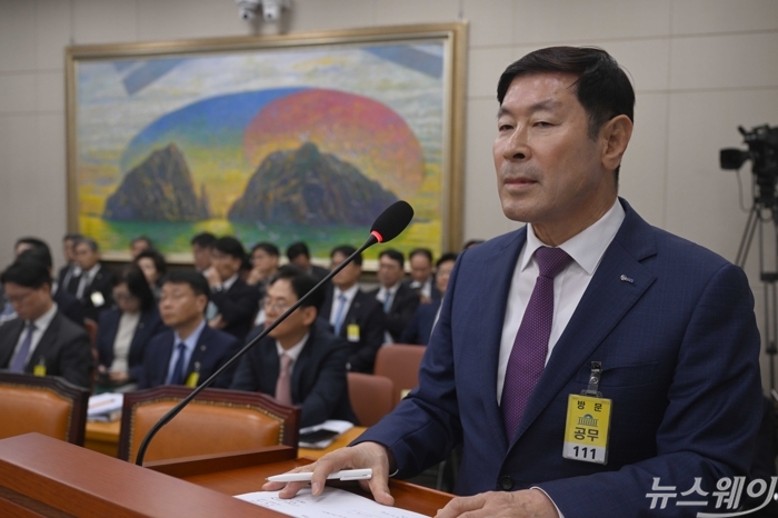최병채 인카금융서비스 대표이사가 8일 오후 서울 여의도 국회 정무위원회에서 열린 금융위원회·한국산업은행·중소기업은행에 대한 국정감사에 증인으로 출석해 의원의 질의에 답변하고 있다. 사진=강민석 기자