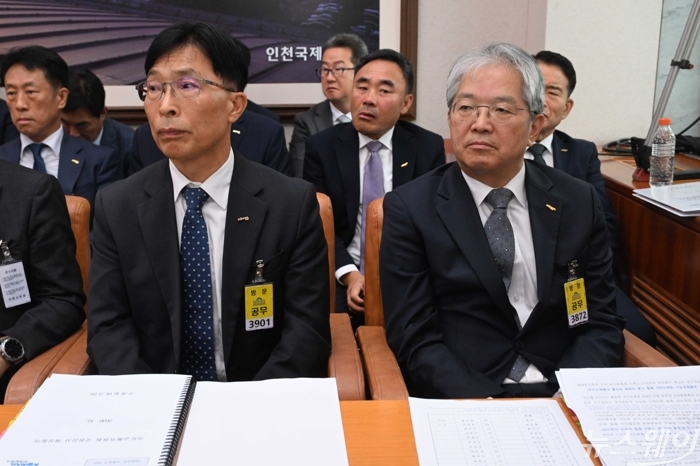 (왼쪽)류영수 코레일테크 대표이사와 박정현 코레일유통 대표이사가 13일 오전 서울 여의도 국회 국토교통위원회에서 열린 한국철도공사 등에 대한 국정감사에 출석해 자리하고 있다. 사진=강민석 기자