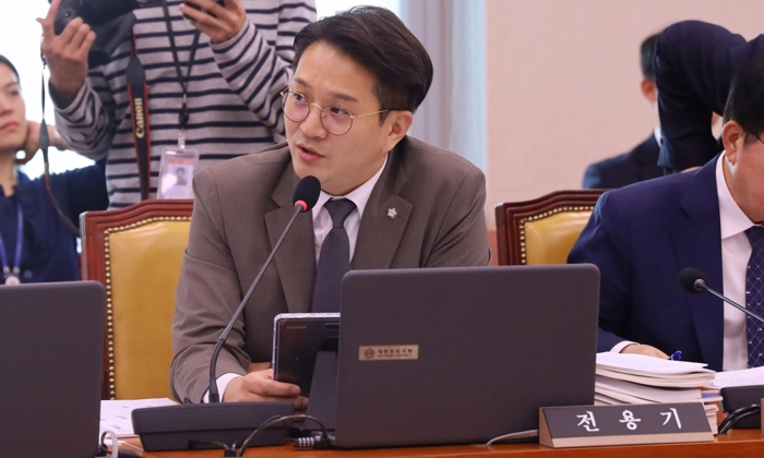 전용기 더불어민주당 의원이 국토교통위원회 국정감사에서 질의하고 있다. 사진=전용기 의원실
