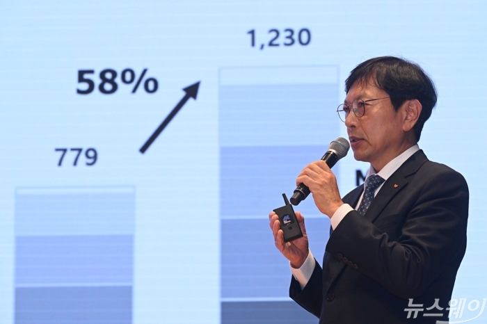 안현 SK하이닉스 개발총괄 사장이 14일 오전 서울 강남구 코엑스에서 열린 '제28회 반도체대전(SEDEX 2026)'에서 'AI 시대, 메모리 혁신의 방향을 묻다'를 주제로 기조강연을 하고 있다. 사진=강민석 기자