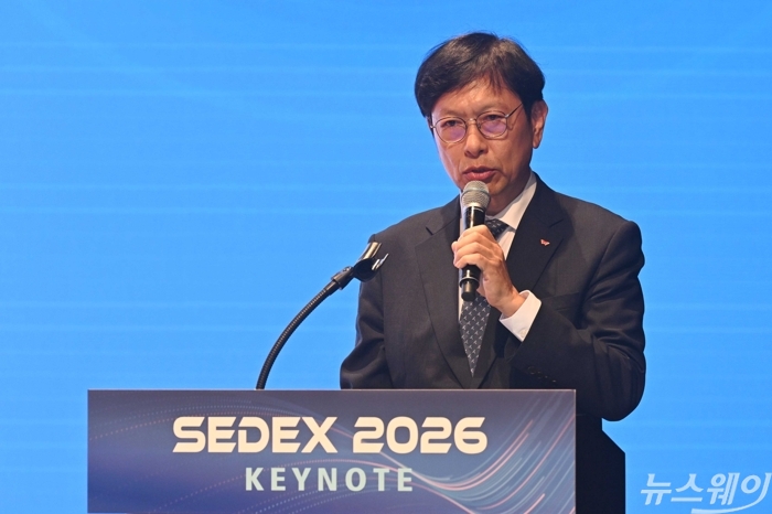 안현 SK하이닉스 개발총괄 사장이 14일 오전 서울 강남구 코엑스에서 열린 '제28회 반도체대전(SEDEX 2026)'에서 'AI 시대, 메모리 혁신의 방향을 묻다'를 주제로 기조강연을 하고 있다. 사진=강민석 기자