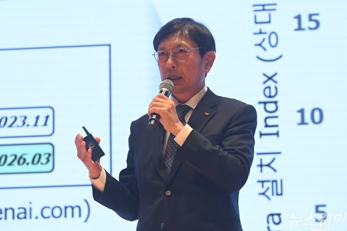 안현 SK하이닉스 개발총괄 사장이 14일 오전 서울 강남구 코엑스에서 열린 '제28회 반도체대전(SEDEX 2026)'에서 'AI 시대, 메모리 혁신의 방향을 묻다'를 주제로 기조강연을 하고 있다. 사진=강민석 기자