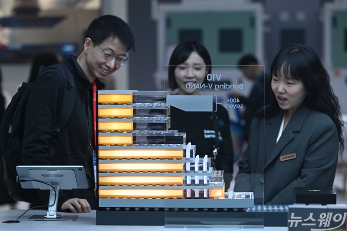 '제28회 반도체대전(SEDEX 2026)'이 개막한 14일 오전 서울 강남구 코엑스에 마련된 삼성전자 부스에서 관람객들이 'V10 낸드'를 살펴보고 있다. 사진=강민석 기자