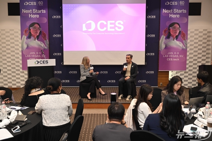 (오른쪽)마첼로 루수아르디 보쉬코리아 대표가 14일 오전 서울 강남구 코엑스에서 열린 가전·IT 전시회 'CES 2027' 간담회에서 취재진의 질문에 답변을 하고 있다. 사진=강민석 기자