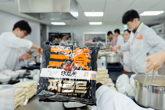 삼양식품 '짜르르' 미디어 시식회에서 연구원들이 제품을 조리하고 있다. 사진=삼양식품
