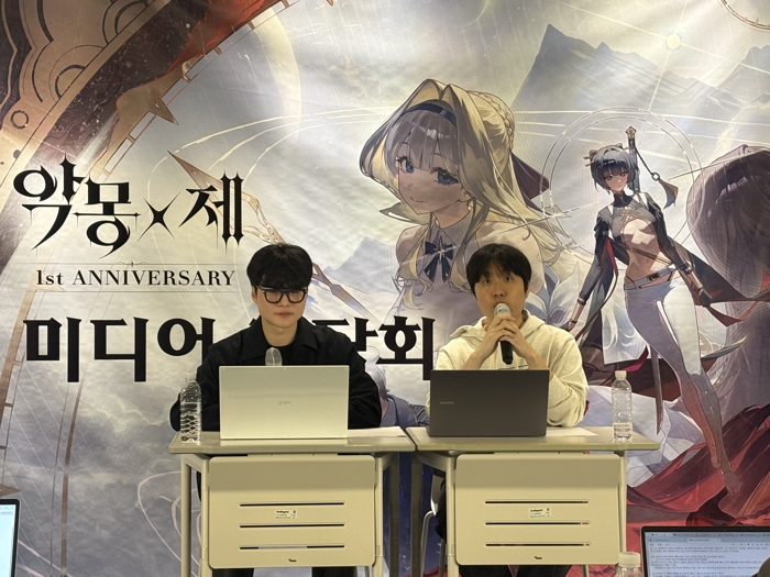 최승현 PD(왼쪽)와 김기범 디벨롭먼트 디렉터(DD)가 15일 경기 성남시 분당구에서 열린 '카제나' 출시 1주년 기념 미디어 인터뷰에서 질의 응답을 하고 있다. 사진=박성규 기자
