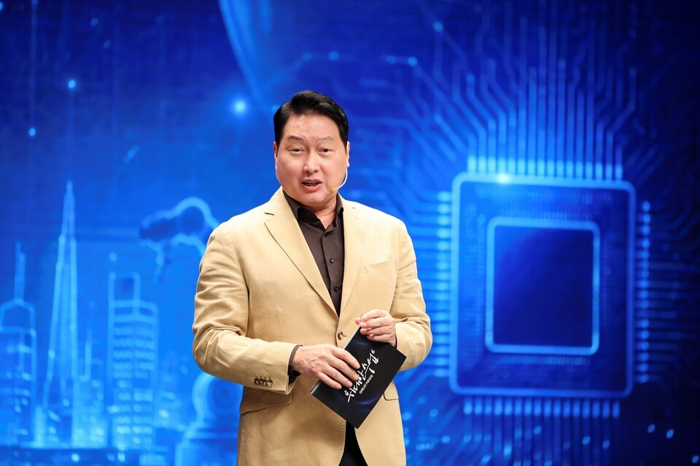 최태원 SK그룹 회장이 EBS '위대한 수업, 그레이트 마인즈'에서 청년들을 대상으로 강연하고 있다. 사진=EBS
