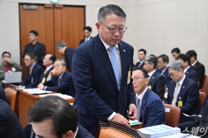 정진완 우리은행장이 19일 오후 서울 여의도 국회 정무위원회에서 열린 금융감독원·예금보험공사·서민금융진흥원에 대한 국정감사에 증인으로 출석해 의원의 질의에 답변하기 위해 발언대로 향하고 있다. 사진=강민석 기자