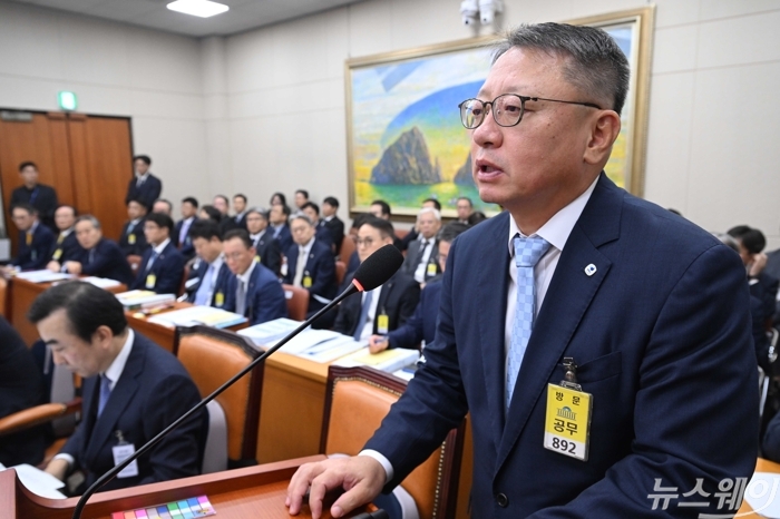 정진완 우리은행장이 19일 오후 서울 여의도 국회 정무위원회에서 열린 금융감독원·예금보험공사·서민금융진흥원에 대한 국정감사에 증인으로 출석해 의원의 질의에 답변하고 있다. 사진=강민석 기자