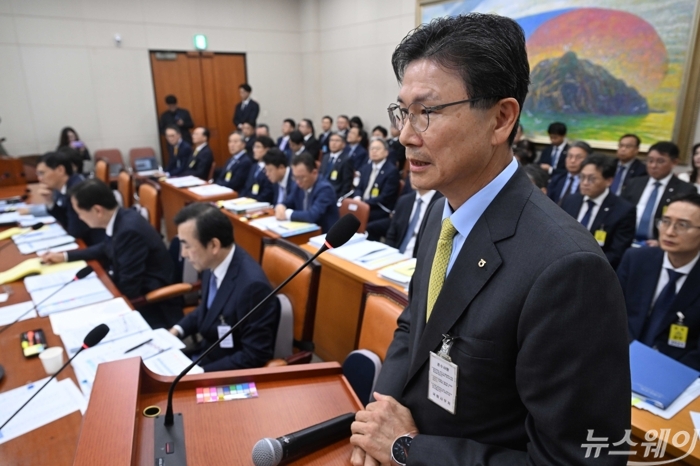 강태영 NH농협은행장이 19일 오후 서울 여의도 국회 정무위원회에서 열린 금융감독원·예금보험공사·서민금융진흥원에 대한 국정감사에 증인으로 출석해 의원의 질의에 답변하고 있다. 사진=강민석 기자