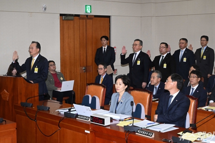 증인선서 하는 (왼쪽부터)이 은행장, 정상혁 신한은행장, 이호성 하나은행장, 정진완 우리은행장, 강태영 NH농협은행장. 사진=강민석 기자