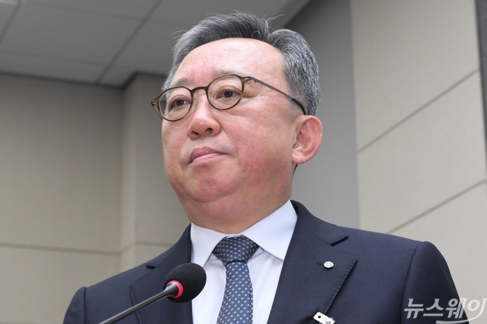 정무위 국감에서 답변하는 정상혁 신한은행장